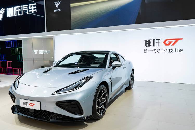 重庆62哪吒汽车在智能汽车领域的表现，领途汽车在新能源汽车市场中的影响力